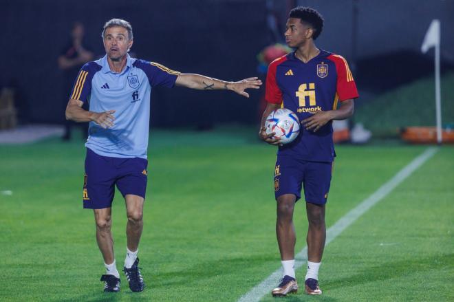 Luis Enrique y Alejando Balde, durante un entrenamiento en el Mundial de Qatar (Foto: Sefutbol).