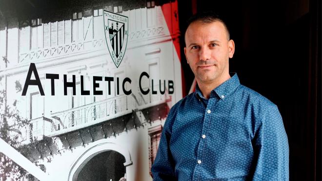 El entrenador barcelonés Álex Pallarés dirige al Bilbao Athletic.