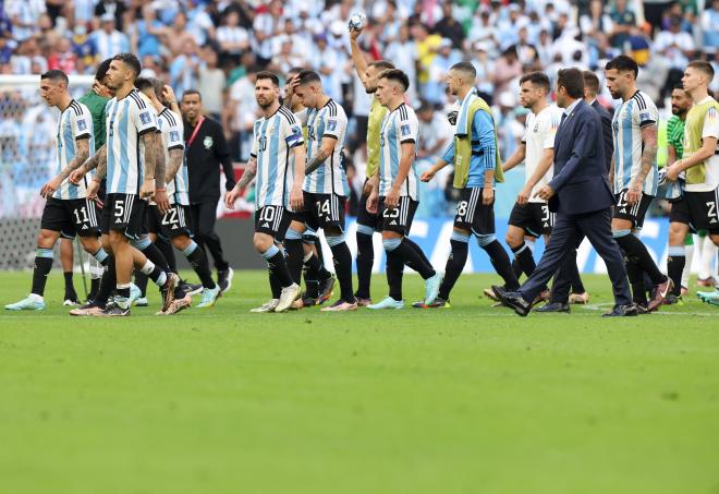 Los jugadores de Argentina salen del campo tras la derrota ante Arabia Saudí.