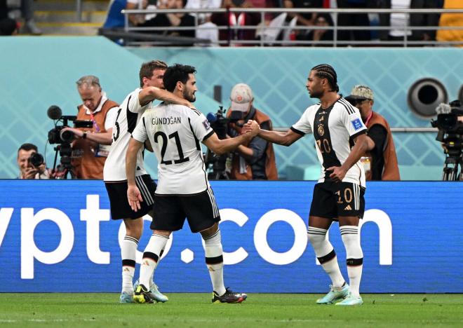 Gundogan y Gnabry celebran el 1-0 en el Alemania-Japón (Foto: Cordon Press).