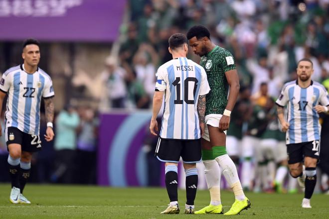 Ali Albulayhi, cara a cara con Leo Messi en el Argentina-Arabia Saudí (Foto: Cordon Press).