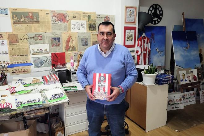 El coautor del libro 'Únicos en el Mundo' Iñigo Crespo posa en la oficina de trabajo (Foto: DMQ Bizkaia).