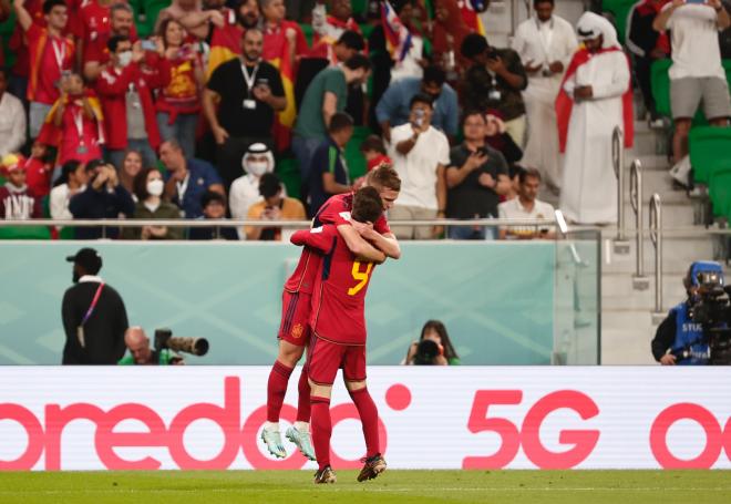 Dani Olmo y Gavi celebran un gol en el España-Costa Rica (Foto: @SeFutbol).
