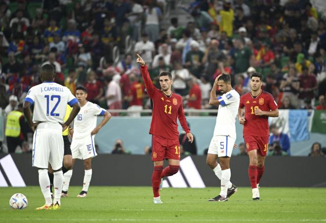 Ferran Torres marca y se lo dedica a Sira delante de Luis Enrique en su debut en los Mundiales (España 7 - 0 Costa Rica). (Cordon Press)