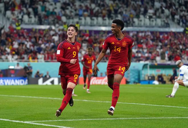 Gavi y Balde celebran un gol de España ante Costa Rica (Foto: Cordon Press).