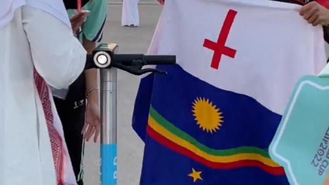La bandera de Pernambuco con un presunto arcoíris en las manos del agente de policía de Qatar.