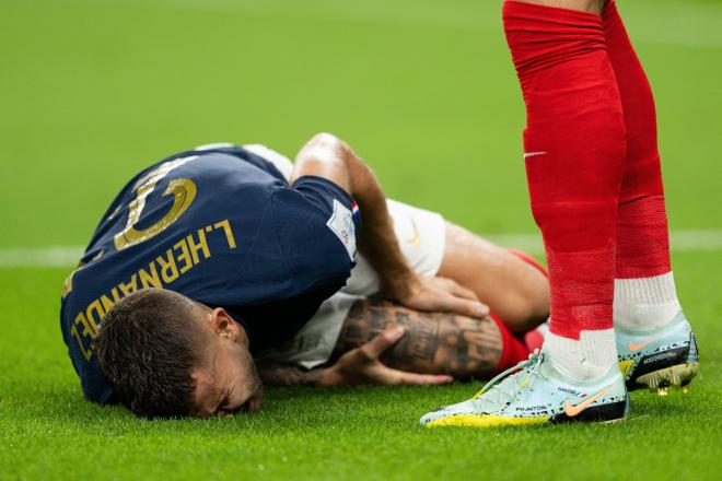Lucas Hernández, lesionado durante el Francia-Australia del Mundial de Qatar (Foto: Cordon Press).