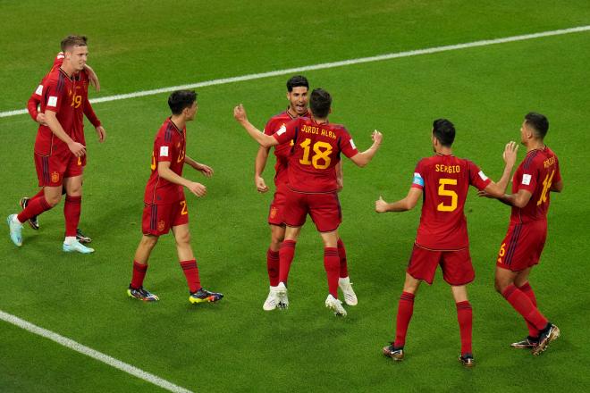 Marco Asensio y Jordi Alba celebran un gol ante Olmo, Pedri, Busquets y Rodrigo (Foto: Cordon Press).