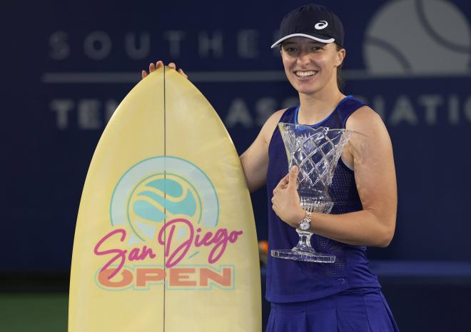Swiatek posa con su último trofeo en San Diego. (Foto: Cordon Press)