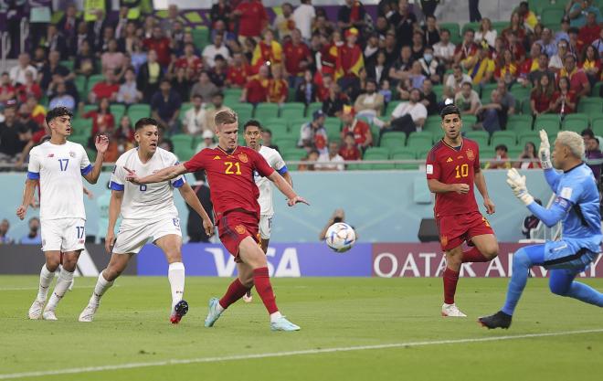 Dani Olmo define en el 1-0 del España-Costa Rica (Foto: Cordon Press).