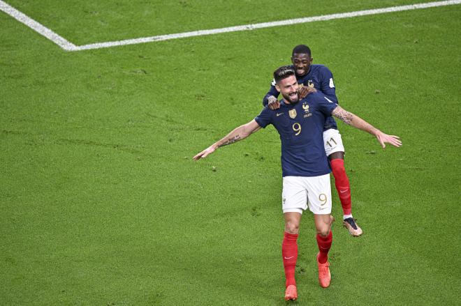 Dembélé celebra un gol de Giroud en el Mundial de Qatar.
