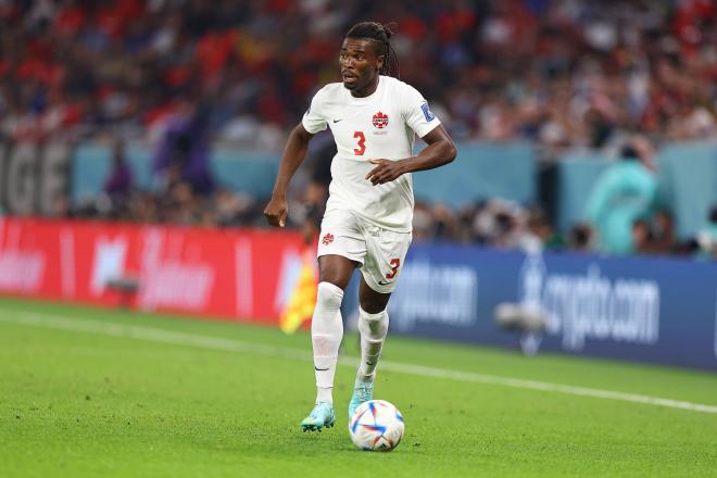 Sam Adekugbe, el hijo que hizo saltar de alegría a su madre en Canadá tras debutar con su selección en el Mundial de Qatar 2022.