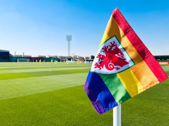 Bandera arcoiris con el escudo de Gales (Foto: Cordon Press).