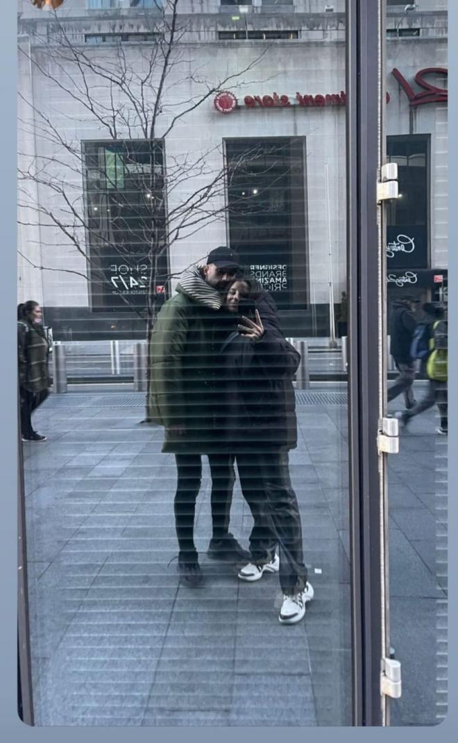 Brais Méndez junto a su pareja en las calles de Nueva York.