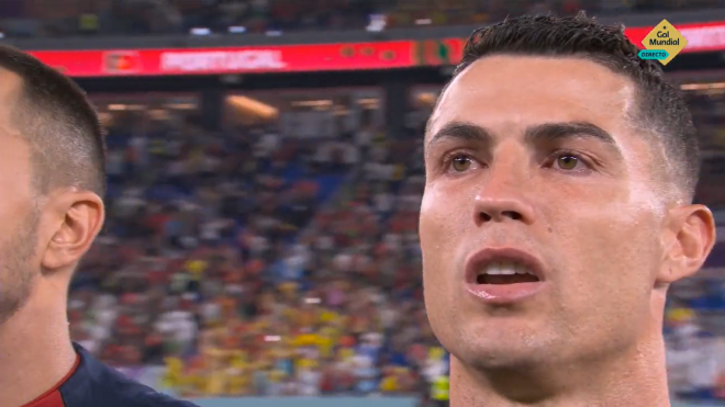 Cristiano Ronaldo, emocionado durante el himno de Portugal.