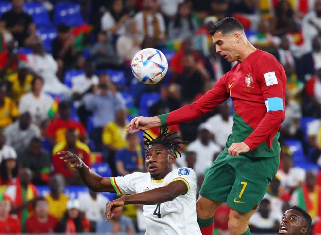 Cristiano Ronaldo se eleva sobre la defensa de Ghana (Foto: Cordon Press).