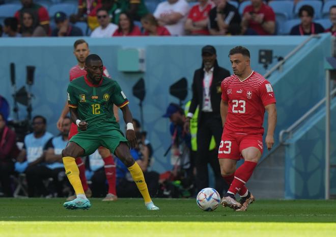 Ekambi y Shaqiri, durante el Suiza-Camerún del Mundial de Qatar (Foto: Cordon Press).