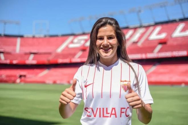 La jugadora Eli del Estal el día de su presentación como jugadora del Sevilla FC