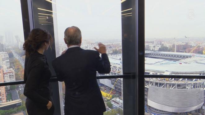 Florentino Pérez enseña el nuevo Bernabéu a Ayuso desde Torre Europa.