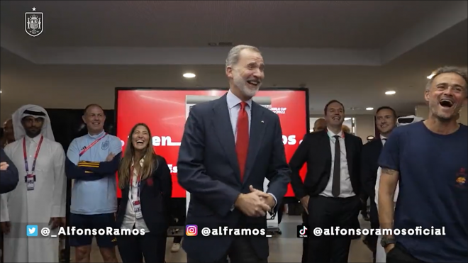 La parodia de Felipe VI en el discurso en el vestuario de la selección (Foto: @_AlfonsoRamos).
