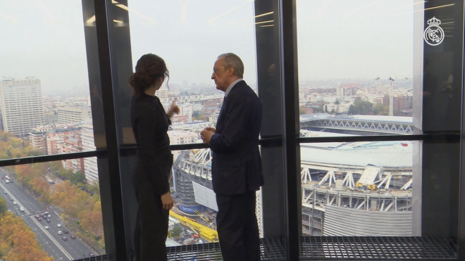 Díaz Ayuso y Florentino Pérez visualizan las obras del Bernabéu desde Torre España.