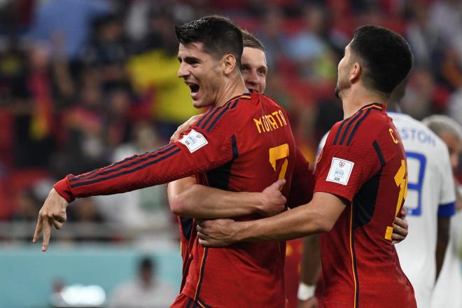 Morata abraza a Dani Olmo tras su gol con España (Foto: CordonPress).