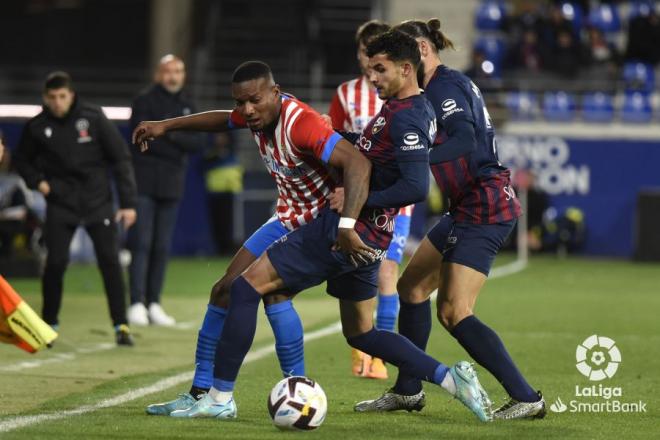 Juan Otero lucha un balón durante el Huesca-Sporting (Foto: LaLiga).