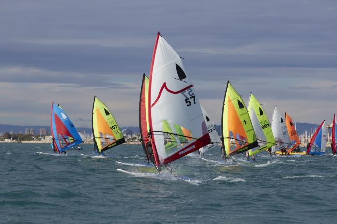 Alrededor de 70 windsurfistas de todas las partes del mundo se reúnen en la ciudad del Turia este