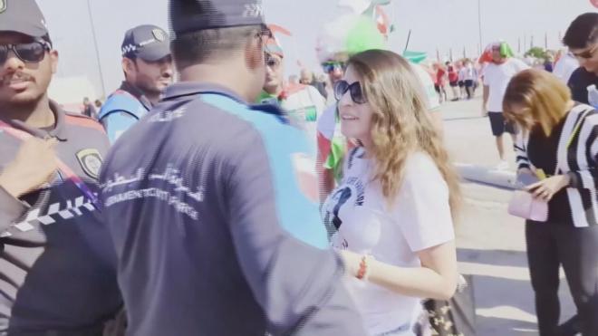 La policía catarí pide a la hincha que se cambie la camiseta para entrar al estadio en el Gales-Irán