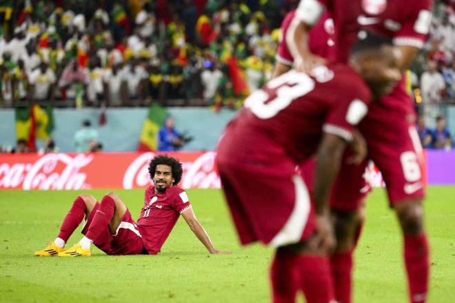 Los jugadores de Qatar se lamentan tras caer ante Senegal (Foto: Cordon Press).
