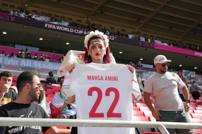 Una hincha iraní porta una camiseta con el nombre de Mahsa Amini en el Gales-Irán (Foto: Cordon press)