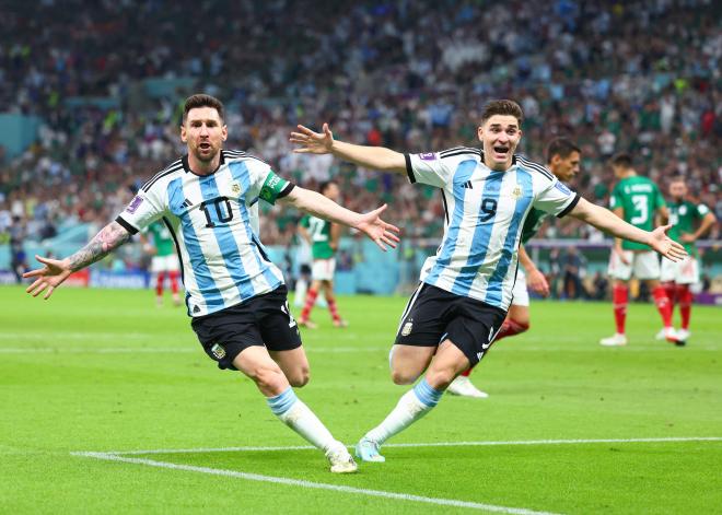 Leo Messi celebra junto a Julián Álvarez su gol en el Argentina-México (Foto: Cordon Press).