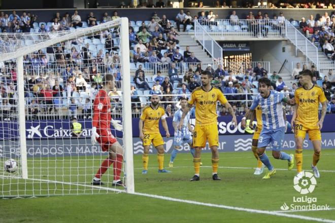 El gol en propia puerta de Erik Morán en el Málaga-Ponferradina (Foto: LaLiga).