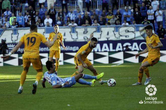 Escassi, en el suelo, durante el Málaga-Ponferradina (Foto: LaLiga).