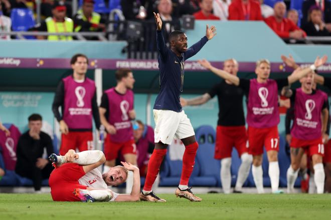 Victor Nelsson se duele de la entrada de Kounde en el Francia-Dinamarca del Mundial de Qatar (Foto:
