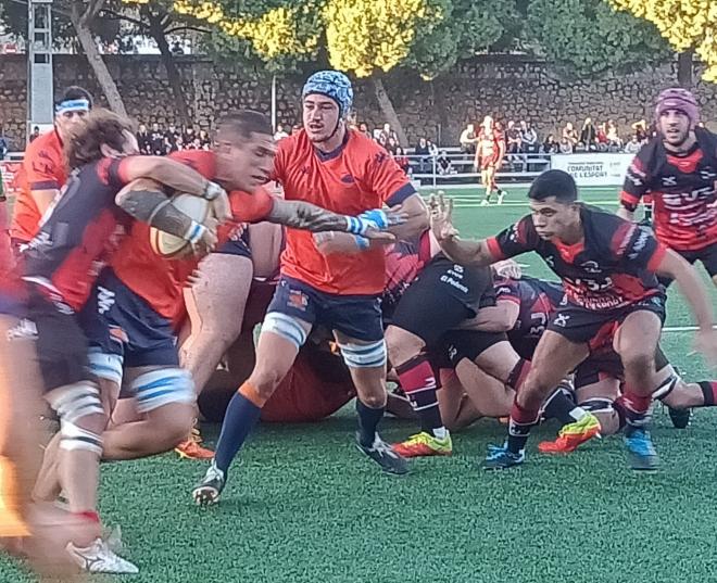 Derrota del CAU ante el Hospitalet con el liderato en juego (20-27)