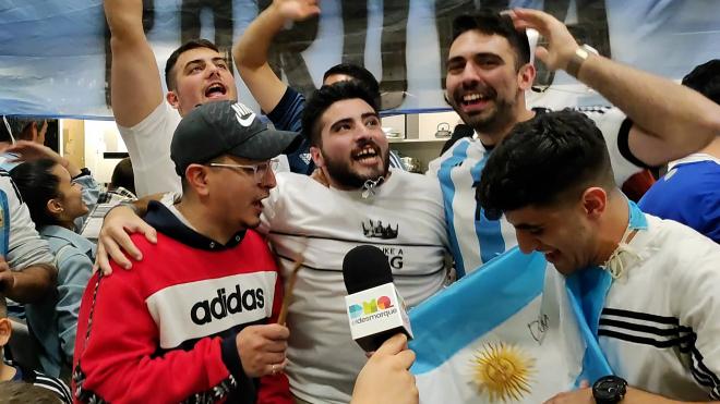 Hinchas de la albiceleste celebran la victoria de la Argentina de Messi en La Mila, el corazón del país en pleno A Coruña