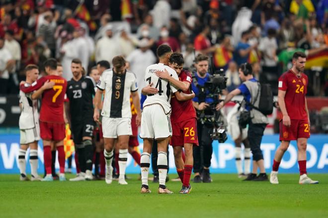 Un abrazo entre Musiala y Pedri al final del partido entre España y Alemania (Foto: Cordon Press).