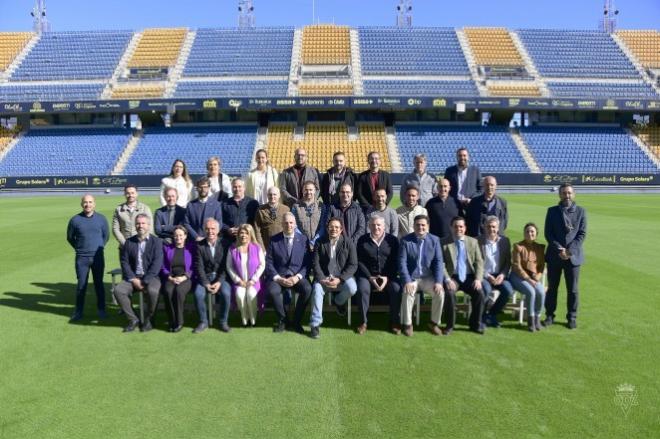 Los alcaldes, en el estadio Nuevo Mirandilla (Foto: Cádiz CF).