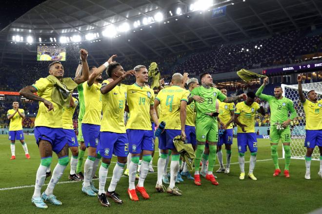 Brasil, celebrando el pase a octavos tras ganar a Suiza (Foto: Cordon Press).