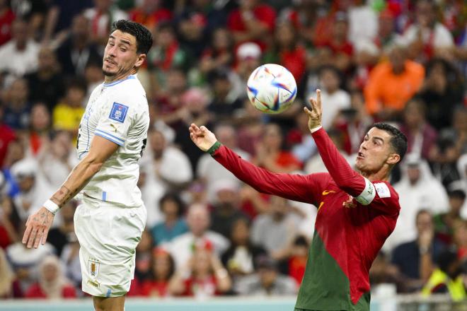 Cristiano Ronaldo y Giménez, durante el Portugal-Uruguay (Foto: Cordon Press).