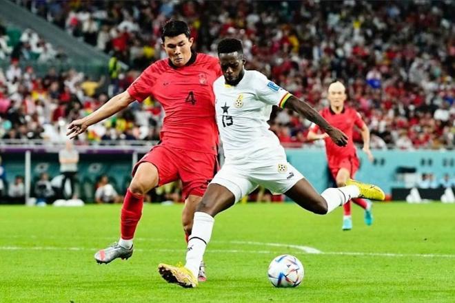 Iñaki Williams, jugador del Athletic Club, dispara en el Corea-Ghana del Mundial de Qatar.
