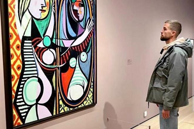 Iñigo Martínez contempla un cuadro de Picasso en el Moma de NY (Foto: Instagram).