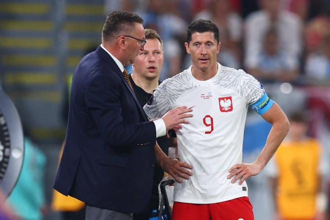 Lewandowski repasa la táctica con el seleccionador de Polonia. (Foto: Cordon Press)