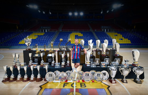 Víctor Tomás con todos sus trofeos conseguidos con el Barça (Foto: @handbol).