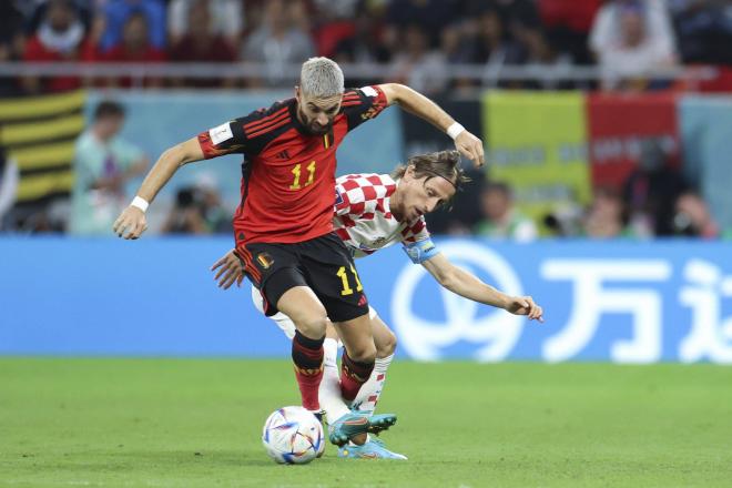 Carrasco y Modric disputan un balón en el Croacia-Bélgica (FOTO: Cordón Press).