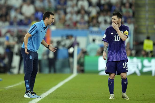 Scaloni y Leo Messi en el Mundial de Qatar 2022 con Argentina (Foto: InfoBae)