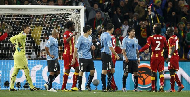 Luis Suárez recibe la roja tras su mano en el Uruguay-Ghana del Mundial de 2010 (Foto: Cordon pres