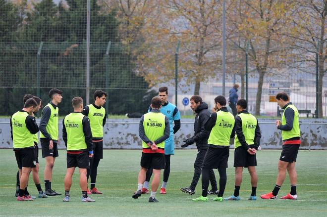 El técnico Aitor Calle da instrucciones en el entrenamiento a la plantilla del Sestao River Club.