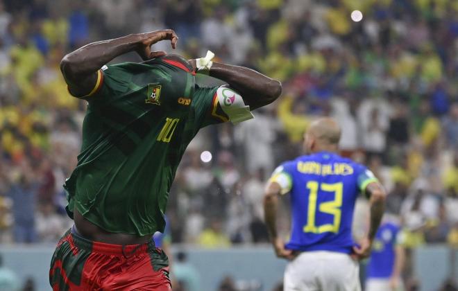 Aboubakar se quita la camiseta en el Camerún-Brasil (FOTO: Cordón Press).